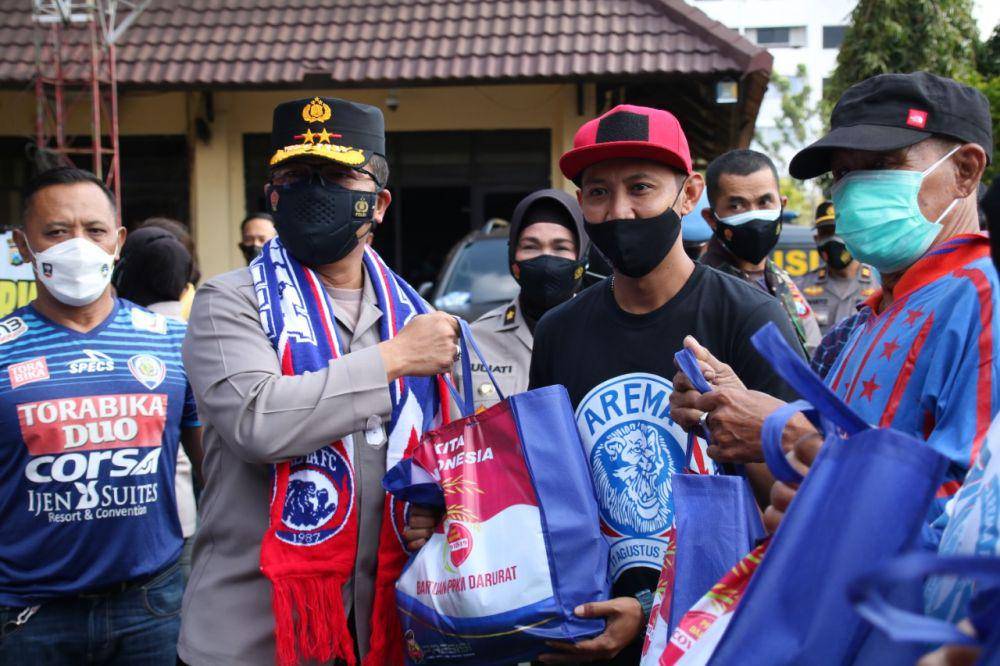 Kapolda Jatim, Irjen Pol Nico Afinta saat memberikan bantuan kepada Aremania. Dok/Humas Polresta Malang Kota