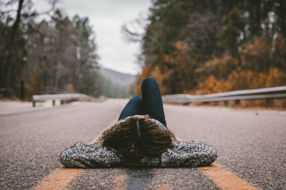 Ilustrasi tubuh yang sedang rebahan (unsplash.com/Jakob Owens)