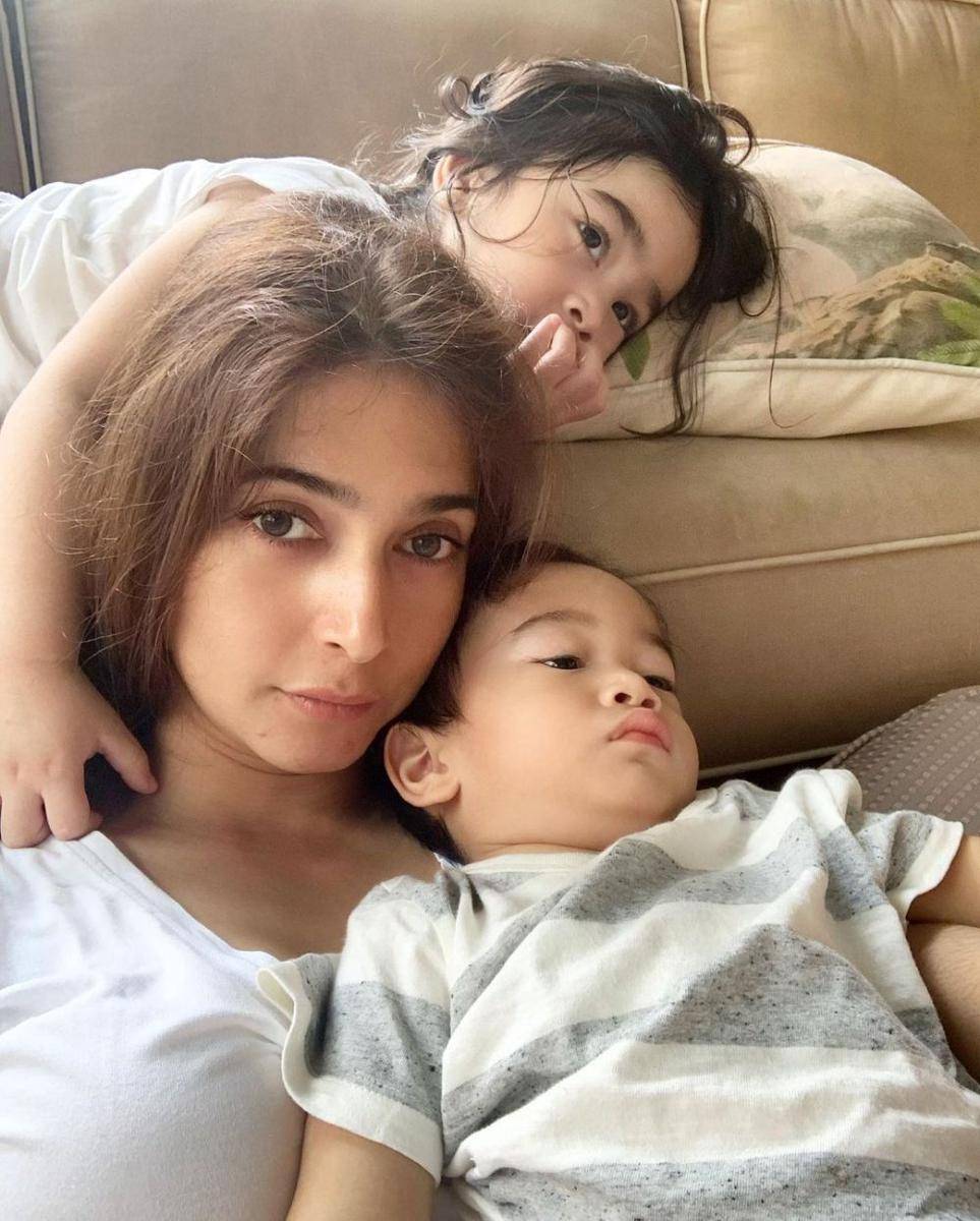 Nabila Syakieb dengan dua anak balitanya (instagram.com/nsyakieb85)