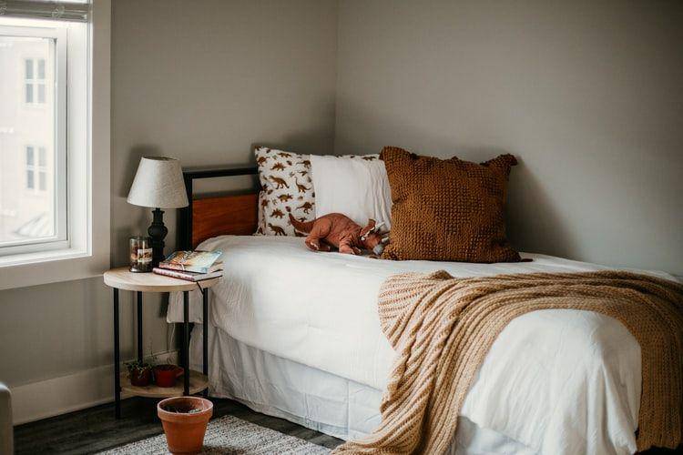 Ilustrasi single bed (unsplash.com/abhou636)