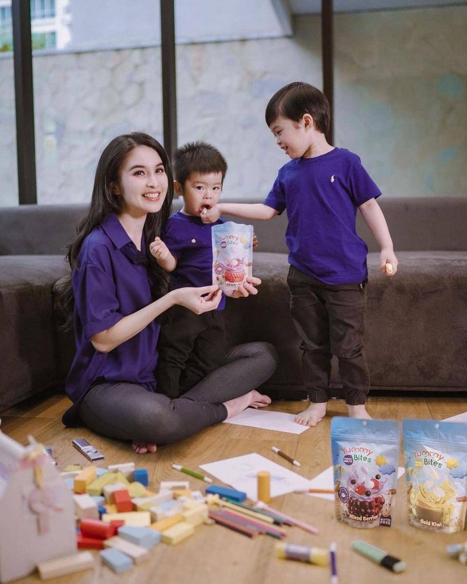 Sandra Dewi dengan dua anak balitanya (instagram.com/sandradewi88)