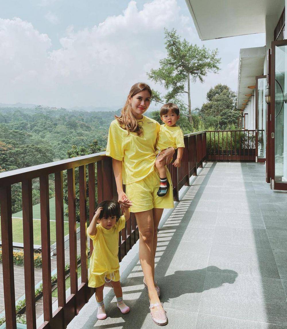 Syahnaz dengan dua anak balitanya (instagram.com/syahnazs)