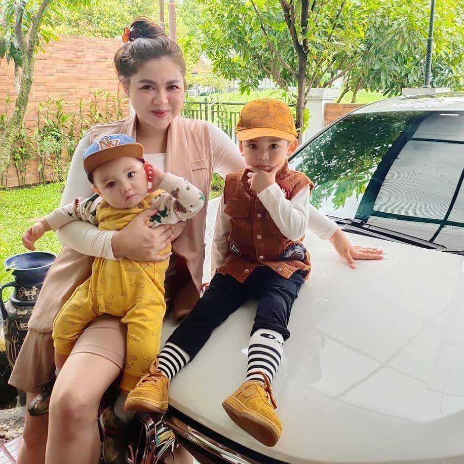 Vicky Shu dengan dua anak balitanya (instagram.com/vickyshu)