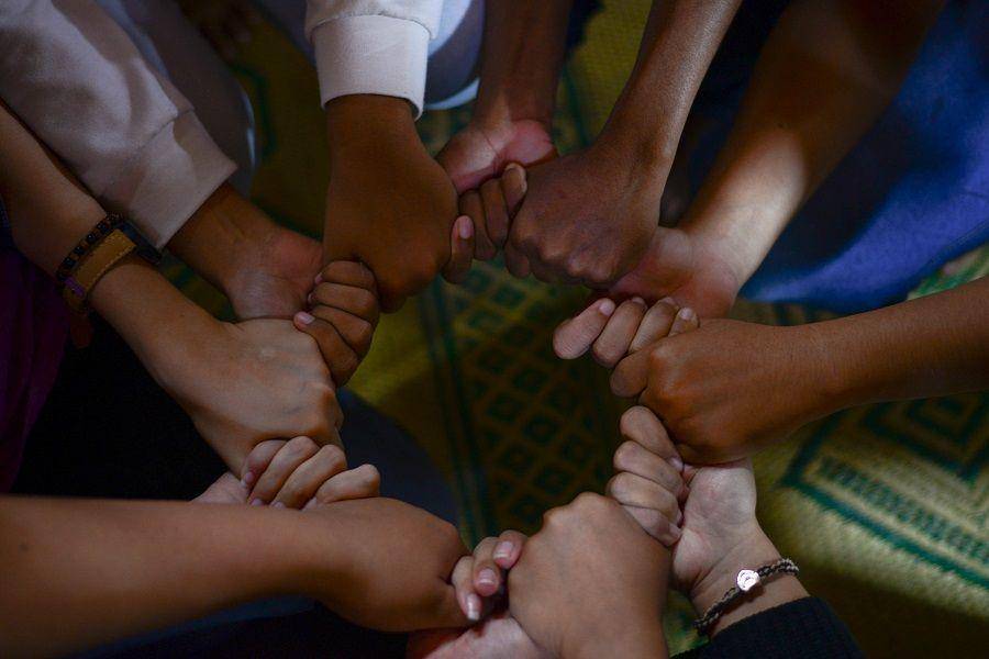 Bersatu untuk bangkit (Unsplash.com/wyllysuhendra)