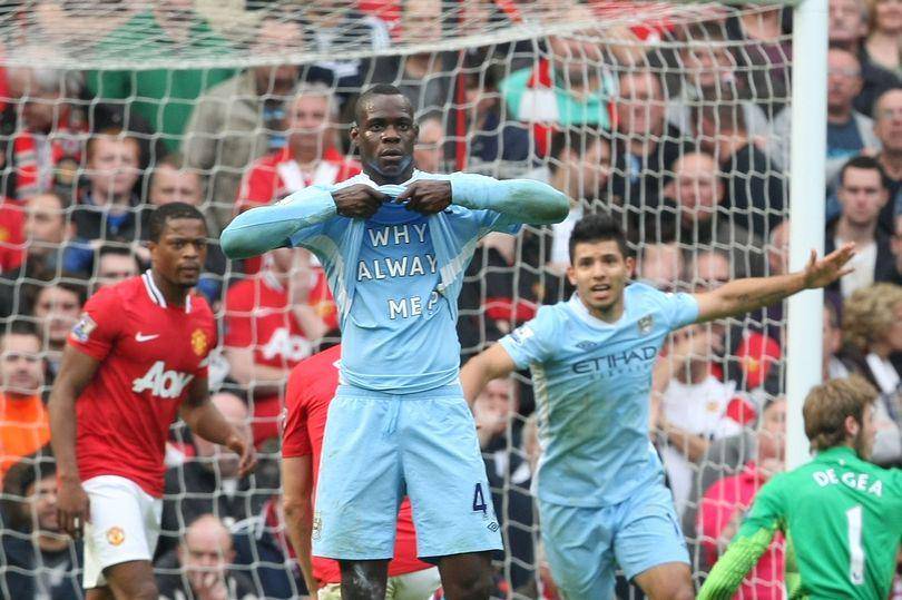 Selebrasi ikonik striker Man City, Mario Balotelli, dalam kemenangan 6-1 di kandang Man Utd. (manchestereveningnews.co.uk)