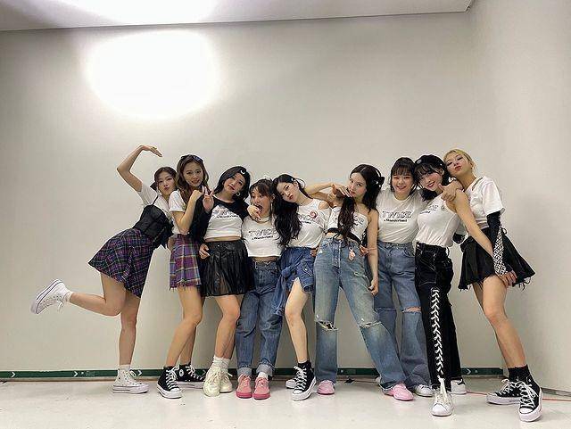 TWICE (instagram.com/twicetagram)