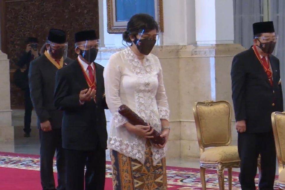 Presiden Jokowi memberi Tanda Jasa dan Tanda Kehormatan di Istana Negara (youtube.com/Sekretariat Presiden)