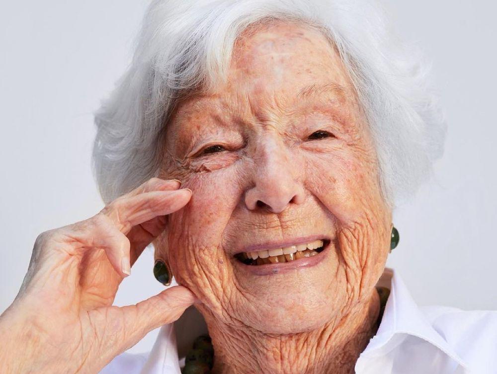 9 Potret Helene Simone, Nenek 99 Tahun yang Jadi Model Kosmetik
