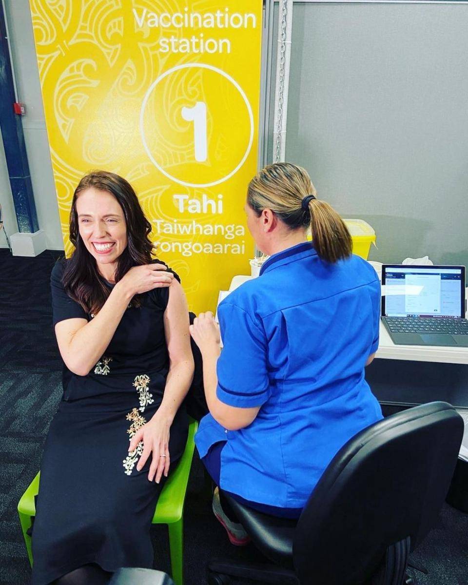 Perdana Menteri Selandia Baru, Jacinda Ardern yang sedang divaksin (instagram.com/jacindaardern)