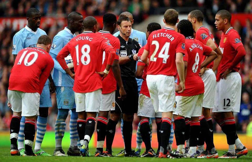 Protes pemain Man Utd dan Man City dalam drama 7 gol di Old Trafford tahun 2011 silam. (givemesport.com)