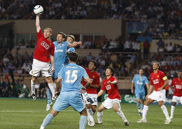 potret Paul Scholes mengarahkan bola dengan tangannya secara sengaja di UEFA Super Cup 2008 (j99news.com)