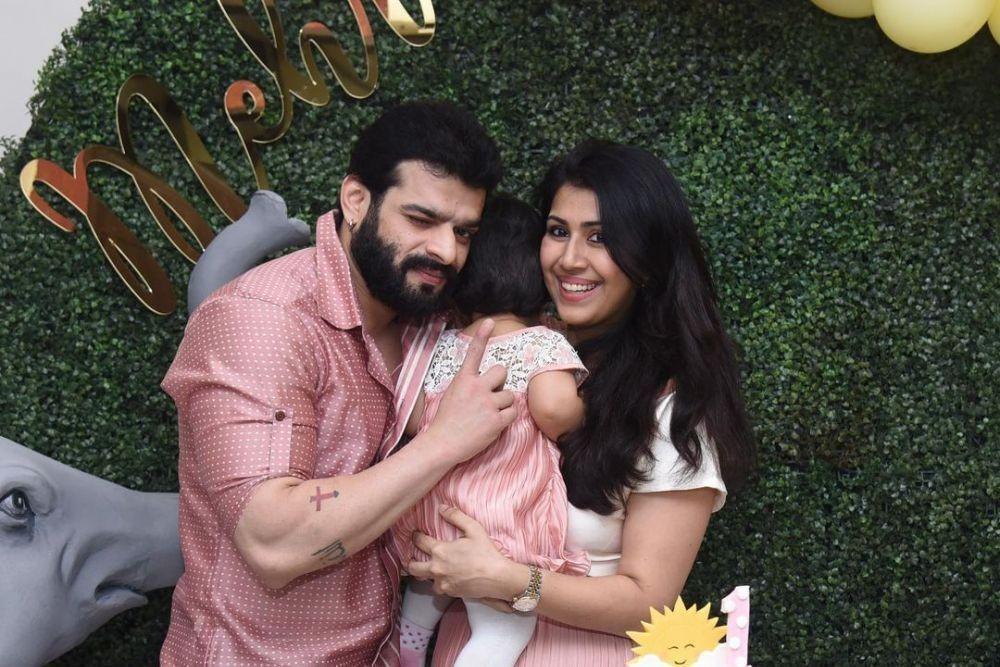 Hot Daddy Idaman, 9 Potret Karan Patel ketika Momong Anak