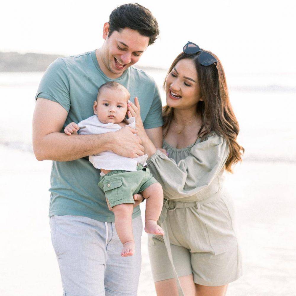 keluarga Andrew Andika (Vier Moments via instagram.com/tengkudewiputri_tdp)