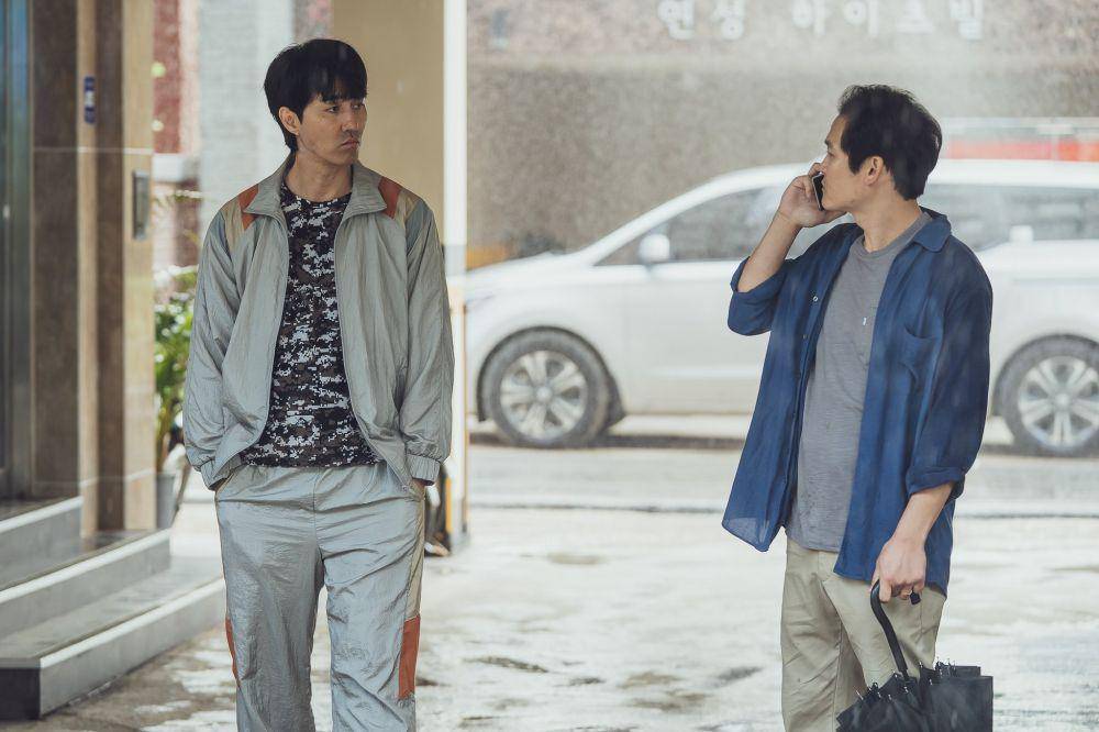 Cha Seung Won dan Kim Sung Kyun di film Sinkhole (Dok. The Tower Pictures via koreanfilm.or.kr)