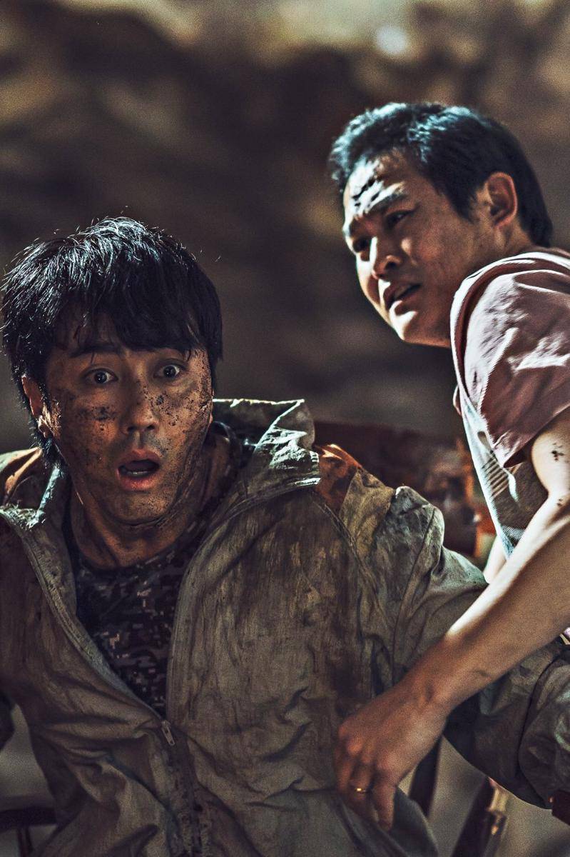 Cha Seung Won dan Kim Sung Kyun di film Sinkhole (Dok. The Tower Pictures via koreanfilm.or.kr)