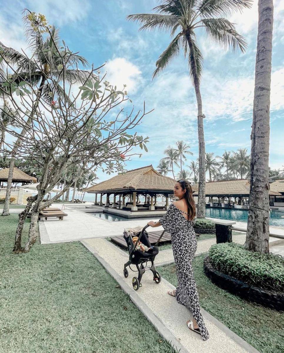 Tengku Dewi liburan sambil momong anak. (instagram.com/tengkudewiputri_tdp)