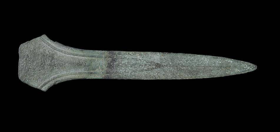 dirk (tanpa lubang paku) dari paduan tembaga untuk tujuan upacara dan simbol kekuatan pada 1500-1350 SM (britishmuseum.org)