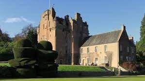 ilustrasi crathes castle (visitscotland.com)