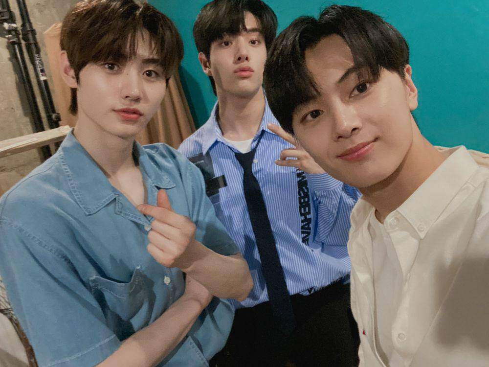 dari kiri ke kanan: Sunghoon, Jake, dan Jay ENHYPEN (twitter.com/ENHYPEN_members)