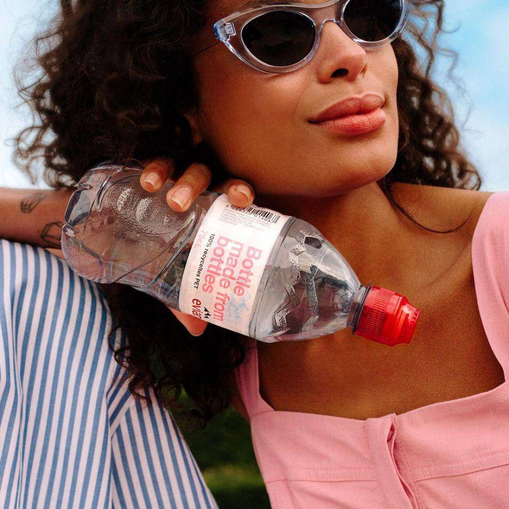 Air mineral kemasan (instagram.com/evianwater)