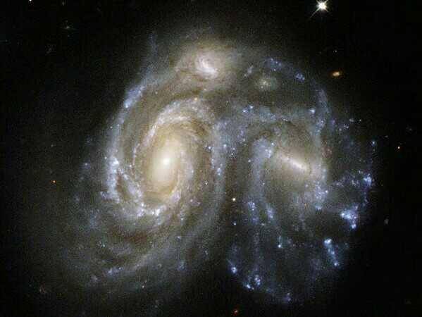citra Galaksi Arp 272 (dok. ESA/NASA/Hubble)