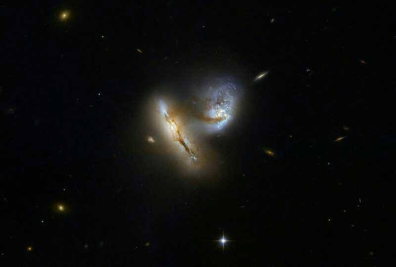 ilustrasi dua galaksi bertabrakan (dok. NASA/ESA/Hubble)