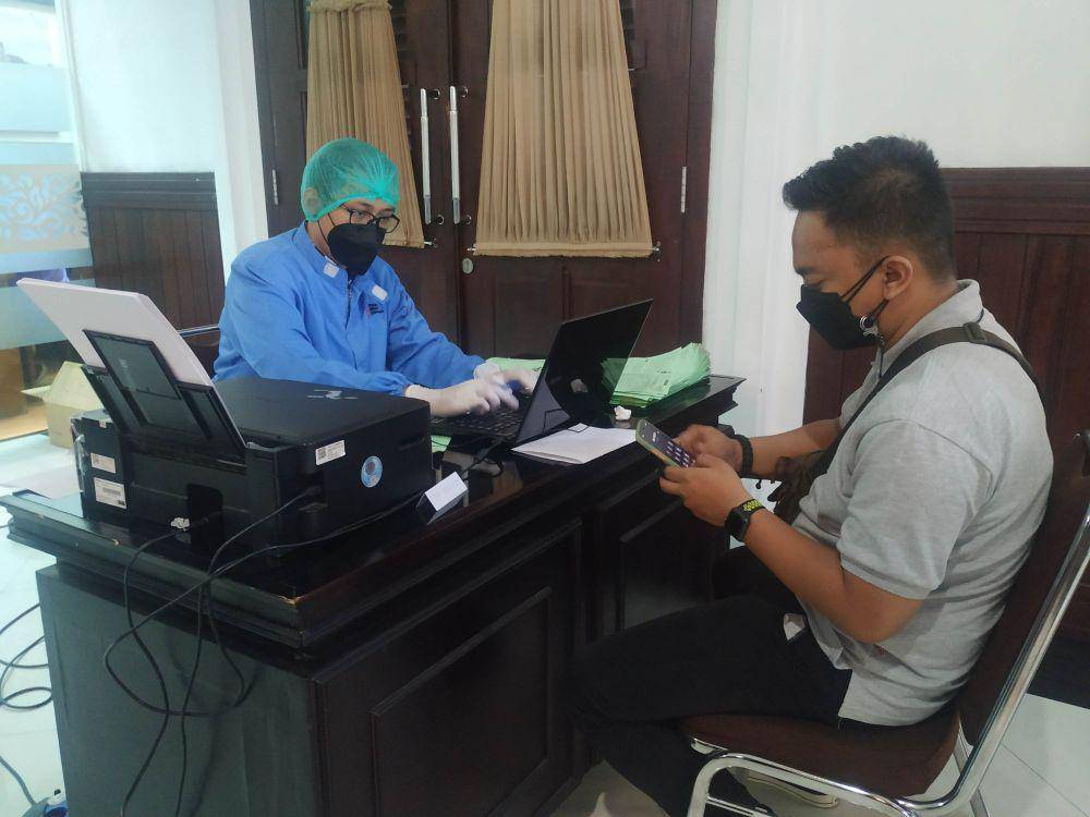 Proses pendaftaran calon peserta donor plasma konvalesen sebelum screening ketat. IDN Times/Alfi Ramadana