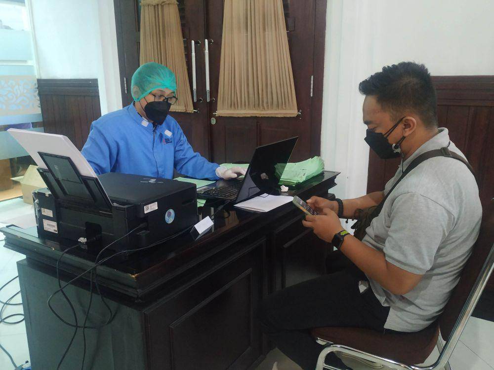 Proses pendaftaran bagi para calon pendonor sebelum dilakukan screening. IDN Times/Alfi Ramadana