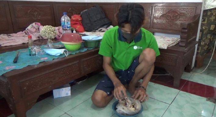 Daniel menunjukkan daging ayam program BPNT. IDN Times/Zainul Arifin