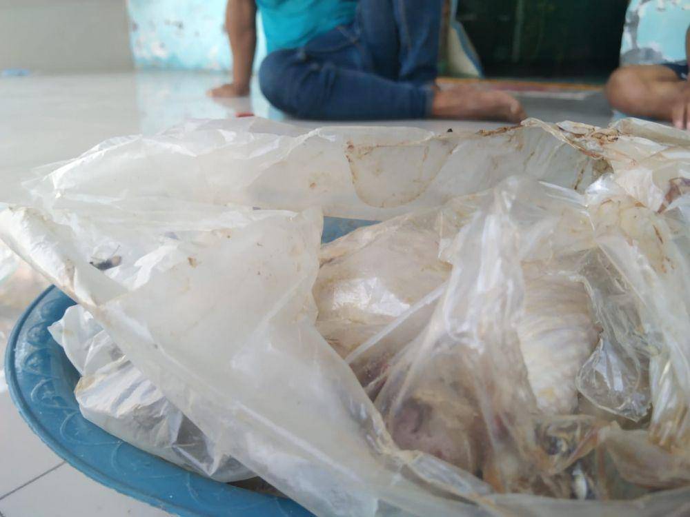 Daging ayam program BPNT di dalam bungkus plastik. IDN Times/Zainul Arifin