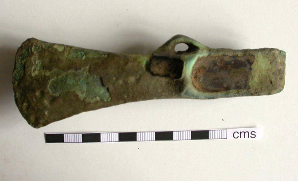 bilah kapak dengan gaya palstave (wikimedia.org)