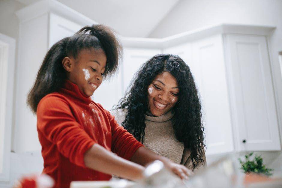 ilustrasi ibu dan anak sedang asyik beraktivitas di dapur Pexels.com/ Any Lane)