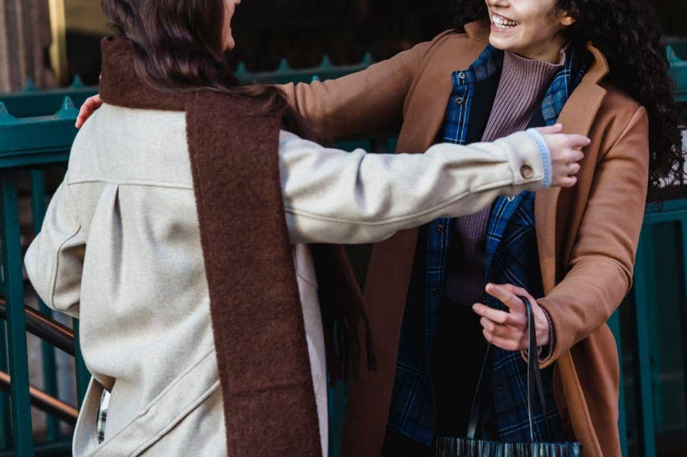 Ilustrasi merangkul sahabat. (Pexels.com/Pavel Danilyuk)