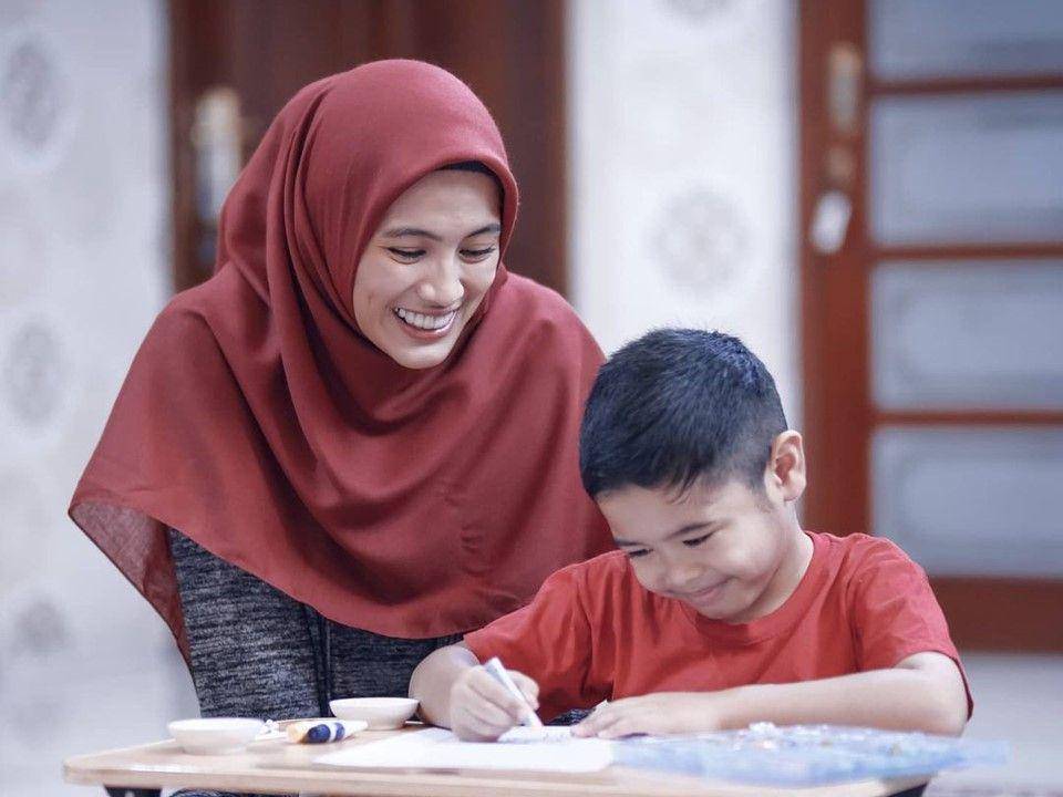 Alyssa Soebandono menemani buah hati belajar. (instagram.com/ichaseobandono)
