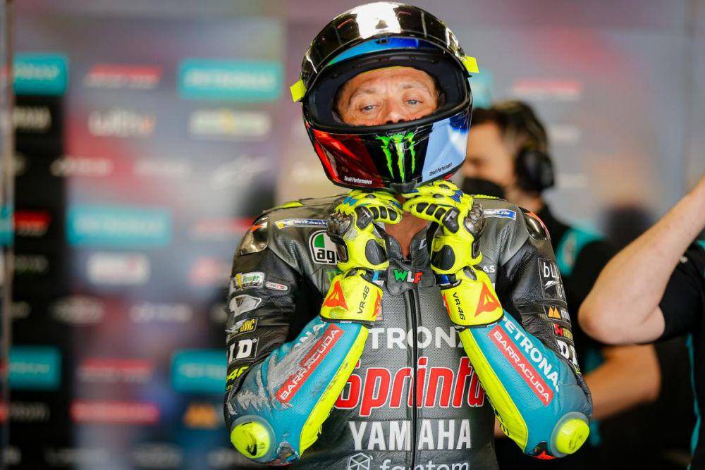 Valentino Rossi saat memasang helm di garasi tim (motogp.com)