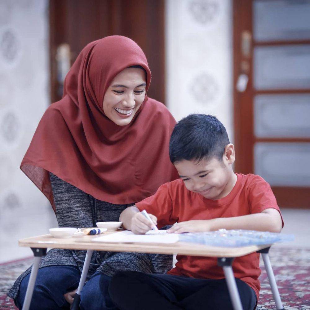 Alyssa Soebandono menemani buah hati belajar. (instagram.com/ichaseobandono)