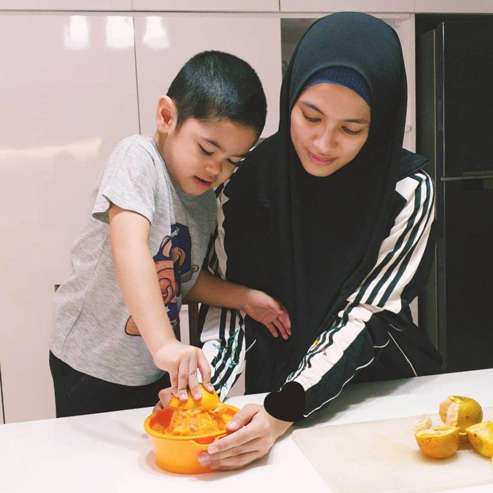 Alyssa Soebandono menemani buah hati belajar. (instagram.com/ichaseobandono)