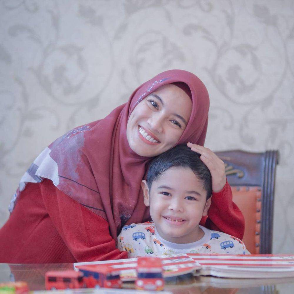 Alyssa Soebandono menemani buah hati belajar. (instagram.com/ichaseobandono)