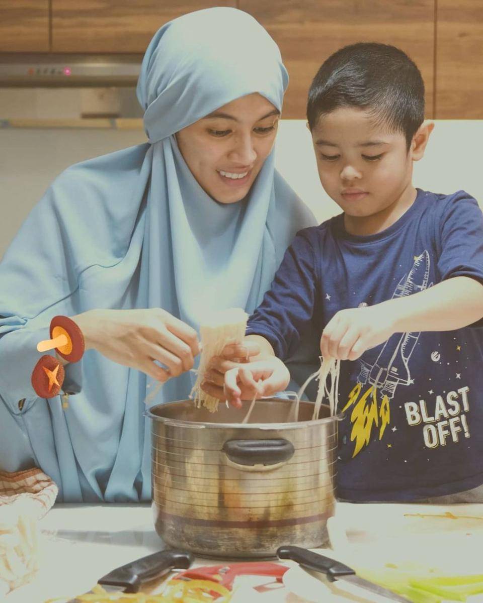 Alyssa Soebandono menemani buah hati belajar. (instagram.com/ichaseobandono)
