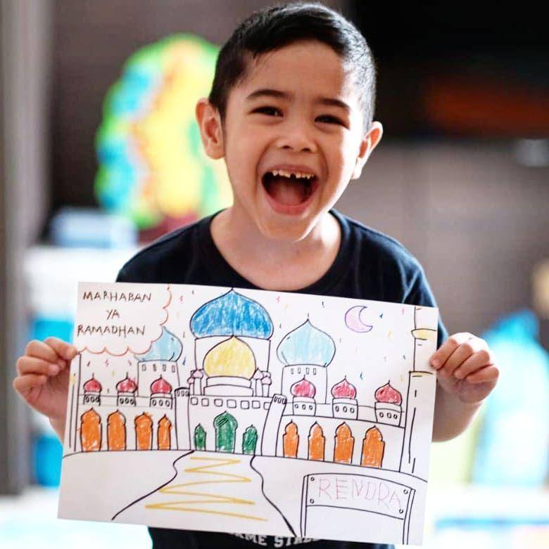 Rendra memamerkan hasil tugas sekolahnya. (instagram.com/dude2harlino)
