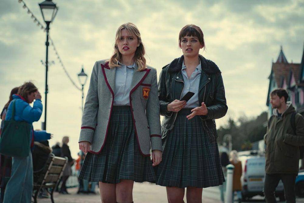 Aimee Lou Wood dan Emma Mackey di serial Sex Education 3 (instagram.com/sexeducation)