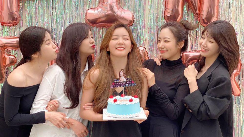 Genap 28 Tahun, 9 Momen Bomi Rayakan Ulang Tahun Bersama Member Apink