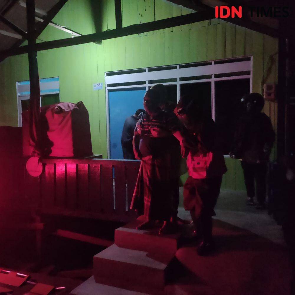 Penjemputan warga Balikpapan positif terpapar COVID-19 untuk ditempatkan di lokasi isolasi terpusat. (IDN Times/Hilmansyah)