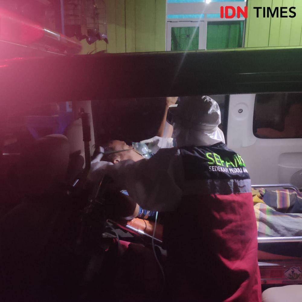 Penjemputan warga Balikpapan positif terpapar COVID-19 untuk ditempatkan di lokasi isolasi terpusat. (IDN Times/Hilmansyah)