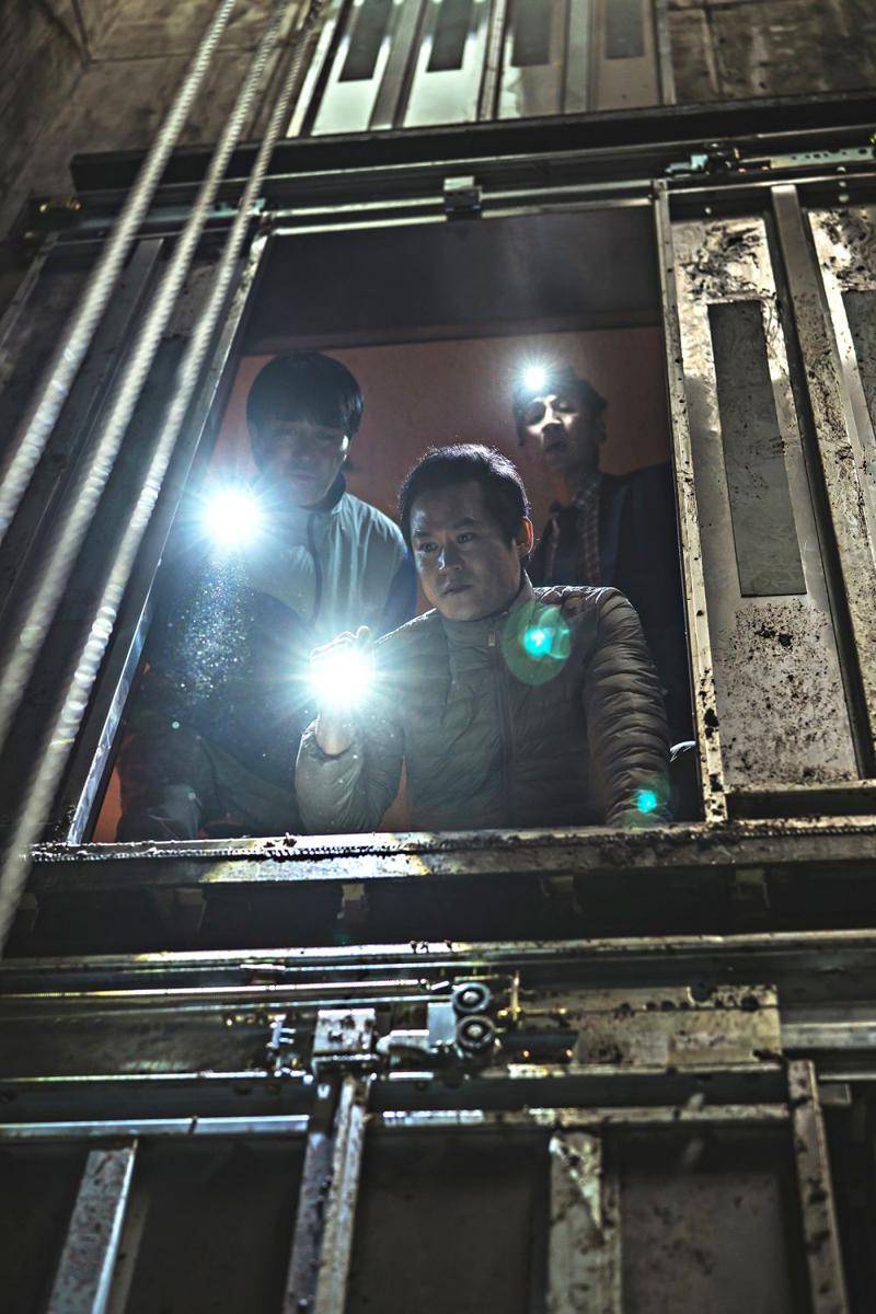Cha Seung Won, Kim Sung Kyun, dan Lee Kwang Soo di cuplikan film Sinkhole (Dok. The Tower Pictures via koreanfilm.or.kr)