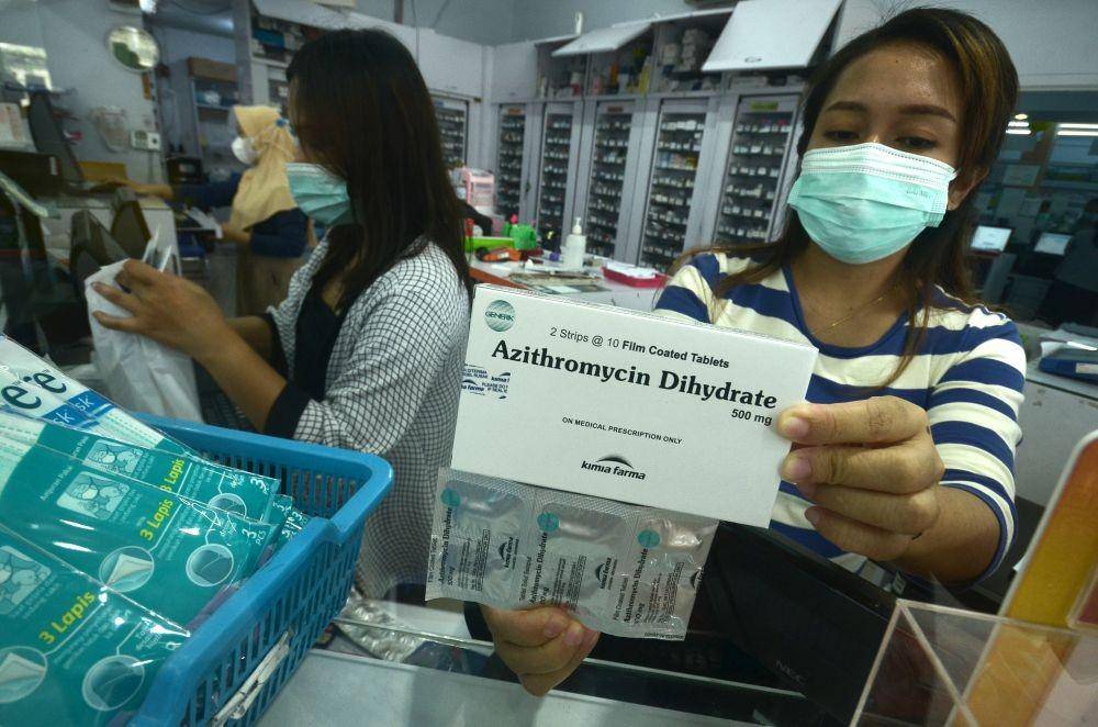 Apoteker memperlihatkan salah satu obat COVID-19 (ANTARA FOTO/Adwit B Pramono)
