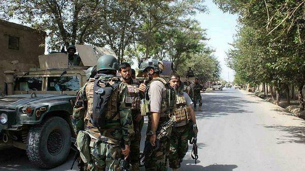 Pasukan keamanan Afghanistan bertugas mengawal wilayah yang belum dikuasai kelompok Taliban. (Twitter.com/MeenaKadam7)