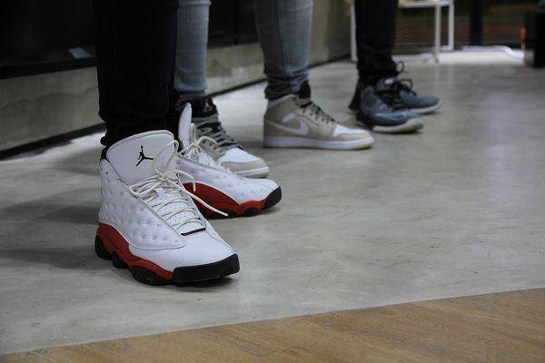 Ilustrasi sneakers retro (pixabay/putradewarahadi)