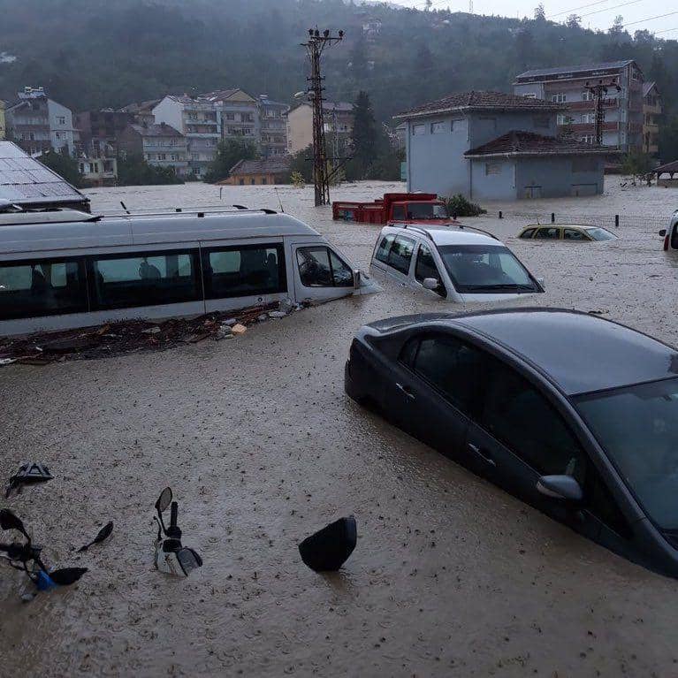 Kendaraan terendam air banjir yang melanda wilayah pesisir Laut Hitam, Turki utara. (Twitter.com/Ahbap)