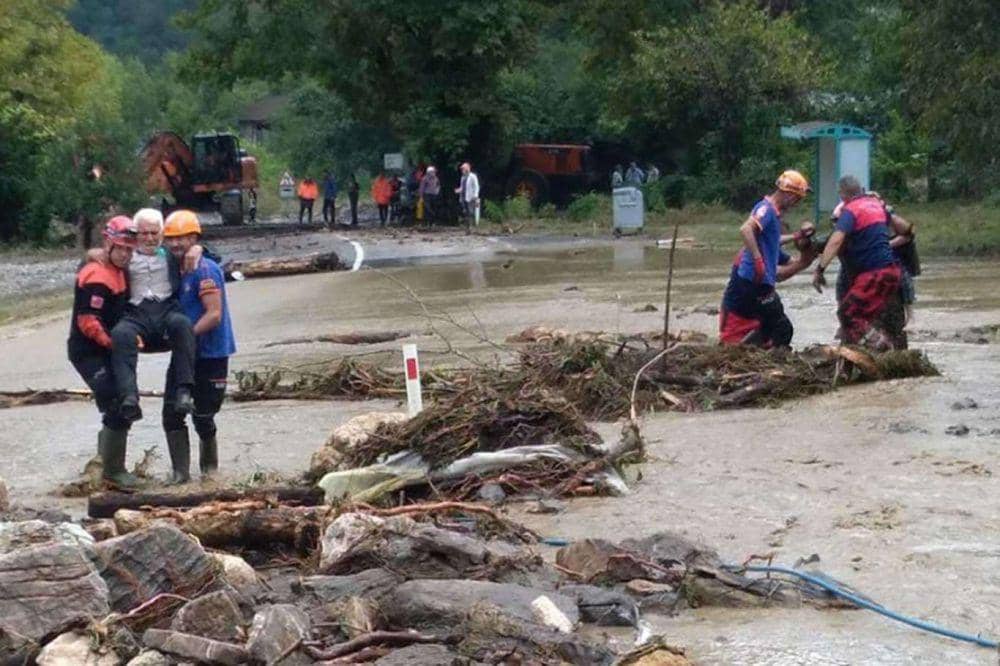 Tim tanggap darurat Turki berjuang untuk mengevakuasi penduduk yang terdampak banjir. (Twitter.com/ILKHA)